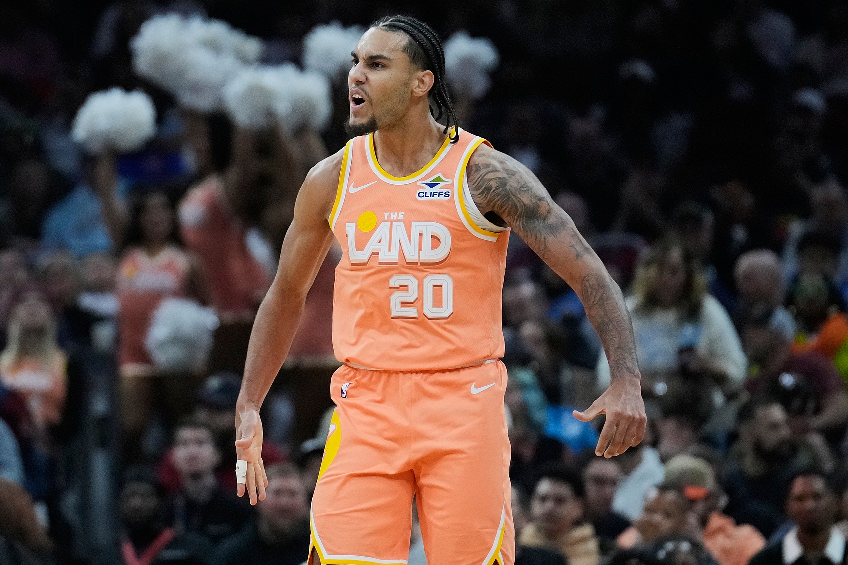 kaiyun-泰山压顶!泰森溜底线切入接球单臂砸扣恩比德